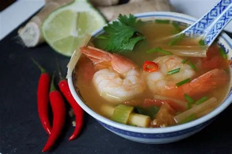  Tom Yum Kung: 매콤한 향신료와 상큼한 레몬그라스의 조화가 일품인 타이식 수프!